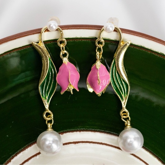 ✨Anthropologie Emmeline Tulip Pearl Drop Earrings - Picture 3 of 5